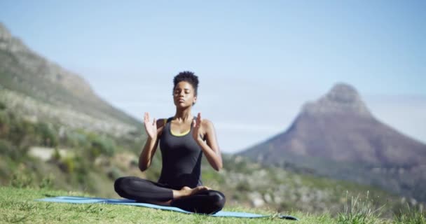 Yoga Meditação Mulher Montanha Para Calma Paz Atenção Plena Tapete — Vídeo de Stock