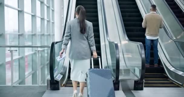 国际旅行机场的电梯 行李和女商务人士 在大堂 会展中心或候机楼的创业者身后 带着手提箱进行专业工作旅行或飞行 — 图库视频影像