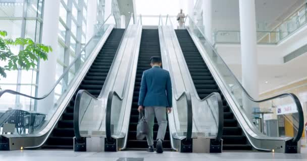 Escalator Airport Üzletemberek Utaznak Dolgozni Készen Vállalati Kereskedelmi Kongresszus Utazás — Stock videók