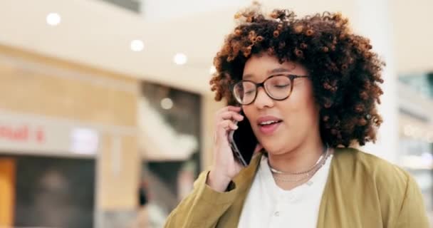 Telefonsamtal Affärskvinna Och Kontor Med Nätverk För Kommunikation Glad Smartphone — Stockvideo