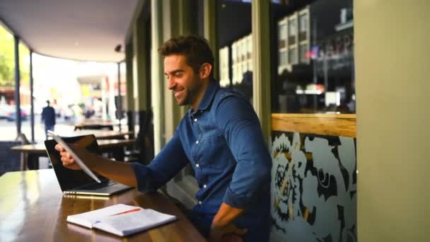 Tablet Notatnik Zdalna Praca Mężczyzną Kawiarni Dla Biznesu Podczas Pisania — Wideo stockowe