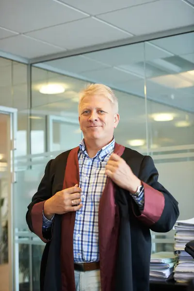Universitet Professor Och Porträtt Man Ämbetet Med Morgonrock För Examensceremoni — Stockfoto