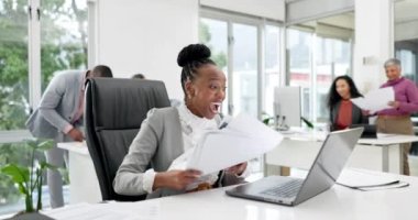 Laptop, siyahi kadın ve ofis kutlamaları başarı, haber ya da terfi için kağıt atma ile yapılır. Happy, hedefler ve Afrikalı kadın kazananlar online e-posta, ikramiye veya iş büyümesi için belgelerle tezahürat yapıyorlar.