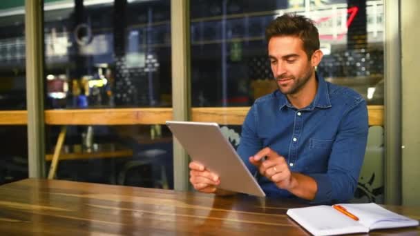 Tablet Σκέψης Και Απομακρυσμένης Εργασίας Έναν Επιχειρηματία Μια Καφετέρια Για — Αρχείο Βίντεο