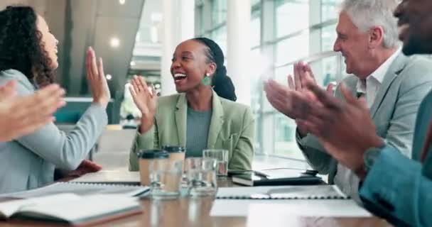 비즈니스 사람들 다섯과 사무실에서 승진을위한 회의에 컨퍼런스에서 승리를 축하하는 — 비디오