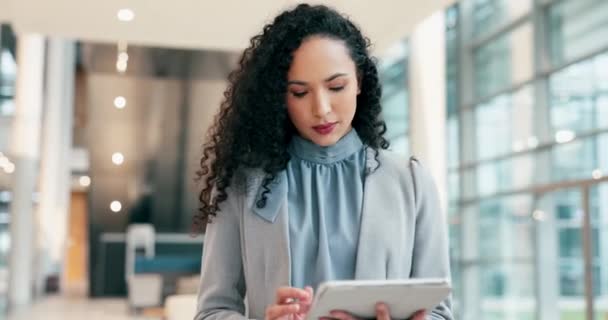 Tablet Kadını Araştırma Posta Için Internet Bağlantısıyla Ofiste Düşünmek Sosyal — Stok video
