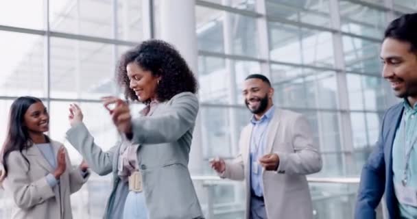 Деловые Люди Танцы Вечеринки Офисе Вместе Празднования Успеха Продвижения Финансовой — стоковое видео