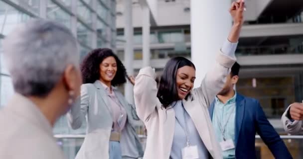 商界人士和女同事与团队一起为胜利庆祝 为目标的实现 为成功欢笑 在公司的聚会上 一群精力充沛 有趣的朋友们正在向音乐迈进 — 图库视频影像