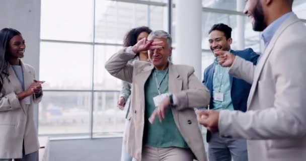 Forretningsfolk Dans Senior Kvinne Med Kontor Vinnerfeiring Måloppnåelse Suksess Gruppe – stockvideo