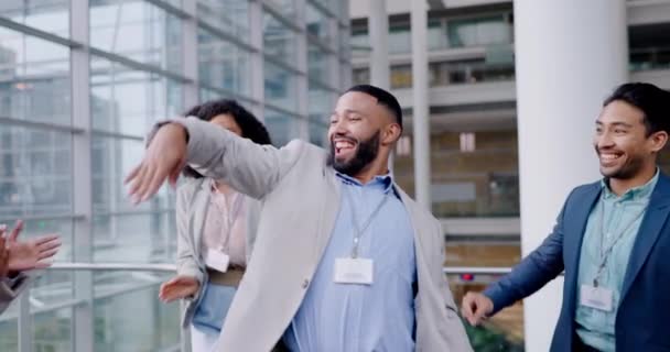 Baile Gente Negocios Hombre Con Aplausos Equipo Oficina Para Celebración — Vídeo de stock