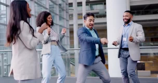 優勝者のお祝い ゴール達成 成功を笑うためにオフィスにいるビジネスマン ダンス 会社パーティーで音楽に移動するためのエネルギーを持つチーム 幸せで面白い友人 — ストック動画