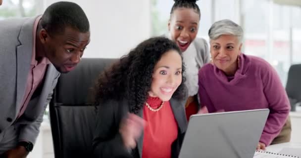 Szczęśliwa Kobieta Biurze Laptopem Brawami Drużyną Przybij Piątkę Wieści Sukcesie — Wideo stockowe