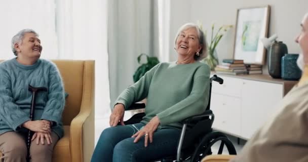 Keskustelu Ystävystyminen Vanhukset Puhuvat Nauravat Rentoutuvat Yhdessä Olohuoneessa Iloisia Keskustelunhaluisia — kuvapankkivideo