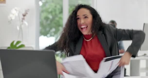 Equipo Oficina Celebración Aplausos Para Mujer Con Noticias Portátiles Éxito — Vídeos de Stock