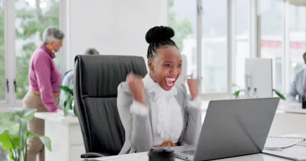 Mujer Negra Oficina Con Portátil Aplausos Noticias Éxito Promoción Anuncio — Vídeo de stock