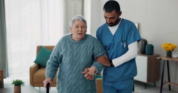 Wanita Senior Perawat Dan Tongkat Berjalan Untuk Dukungan Sebuah Panti — Stok Video