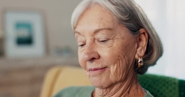 Senior Kvinna Ansikte Närbild Och Minne Ett Äldreboende Med Lyckligt — Stockvideo