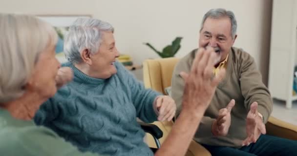 Glückliche Feiernde Und Ältere Freunde Die Sich Vor Glück Fürsorge — Stockvideo