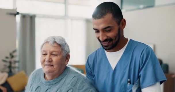 Seniorin Pflegerin Und Gehhilfe Altenheim Ältere Patientin Mit Behinderung Und — Stockvideo