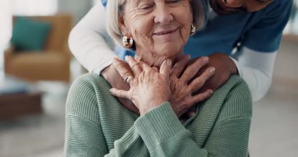 Starsza Kobieta Pielęgniarka Uścisk Dla Wsparcia Uśmiechem Domu Opieki Emeryturze — Wideo stockowe