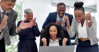 Mutlu iş adamları, dizüstü bilgisayarlar ve ofisteki ikramiye, piyango veya satış için alkış. Heyecanlı bir grup çalışan takım başarısı, zafer ya da başarı için alkışlıyorlar..