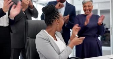 Mutlu siyah kadın, takım ve alkış iyi haber, terfi ya da ofiste birlikte kazanmak için. Heyecanlı Afrikalı kadın ve iş adamları iş yerinde takım çalışması yaptıkları için alkışlıyorlar..