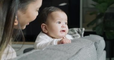 Aile, bebek ve anne evlerinin oturma odasındaki kanepede birlikte büyümek, merak ve çocuk gelişimi için. Aile, sevgi ya da gülümseme genç bir kadın ve küçük oğluyla bir evde kaynaşıyor..