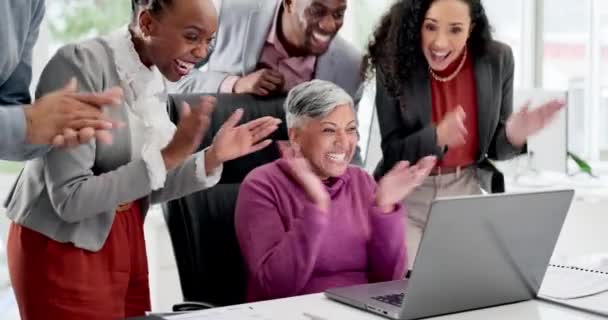 Mujer Emocionada Oficina Con Ordenador Portátil Aplausos Equipo Alta Cinco — Vídeos de Stock