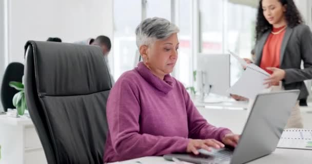 Φορητός Υπολογιστής Χαρτιά Και Διευθυντής Βοηθούν Μια Γυναίκα Στο Γραφείο — Αρχείο Βίντεο