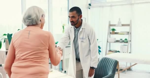 Seniorin Arzt Und Mann Beim Händeschütteln Büro Für Gesundheit Beratung — Stockvideo