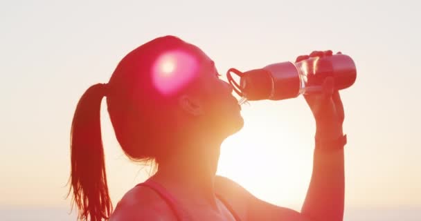 Ηλιοβασίλεμα Δρομέας Γυναίκα Πόσιμο Νερό Για Ενυδάτωση Χαλάρωση Υγιή Ενέργεια — Αρχείο Βίντεο
