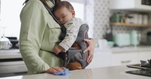 Limpeza Cozinha Casa Com Uma Mãe Bebê Dormindo Nos Braços — Vídeo de Stock