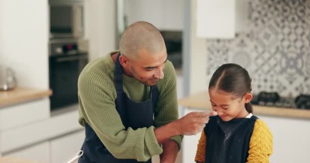 Zabawa Ojciec Dziecko Pieczenia Mąki Razem Gotowanie Lub Jedzenie Śniadanie — Wideo stockowe
