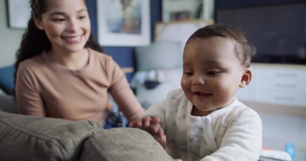 Heureux Mère Bébé Sur Canapé Maison Pour Coller Apprendre Passer — Video