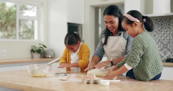 家庭谈话和学习孩子们在餐桌旁的厨房里帮助妈妈 与妈妈一起在家做饭 以及做饭 — 图库视频影像