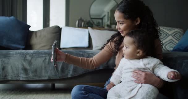 Ibu Bayi Dan Selfie Bahagia Sofa Rumah Sambil Ikatan Untuk — Stok Video