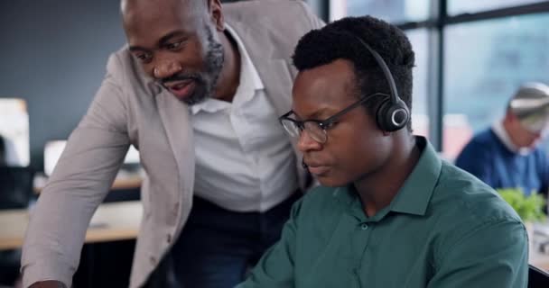 Çağrı Merkezi Patronu Müdür Ofiste Konuşan Adamlar Müşteri Hizmetleri Ajansı — Stok video