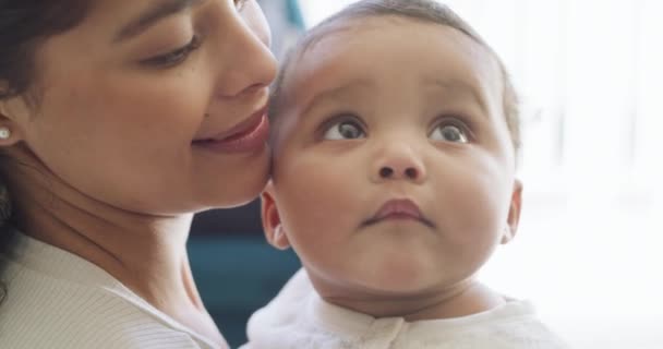 Moeder Baby Gelukkig Een Thuisbank Spelend Het Verlijmen Van Quality — Stockvideo