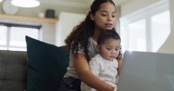 Mutter Baby Und Couch Mit Laptop Tippen Und Suchen Nach — Stockvideo