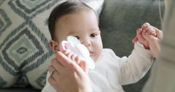 Baby Ansikte Och Händer Förälder Spelar Roligt Spel Binda Och — Stockvideo