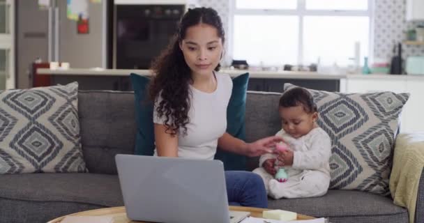 Madre Bebé Computadora Portátil Con Trabajo Remoto Correo Electrónico Escribiendo — Vídeos de Stock