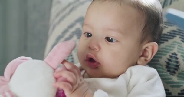 Barn Utveckling Vård Och Ansikte Baby Leker Med Leksak Säng — Stockvideo