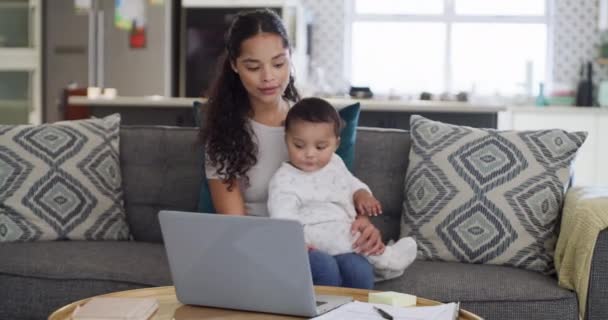 Matka Dziecko Laptop Pracy Zdalnej Pisania Mail Kanapie Domu Rodzinnego — Wideo stockowe