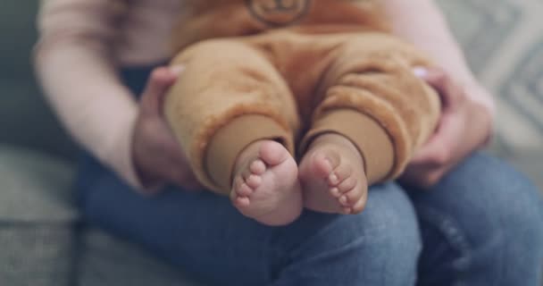 Füße Hände Und Baby Mit Mutter Für Pflege Liebe Und — Stockvideo
