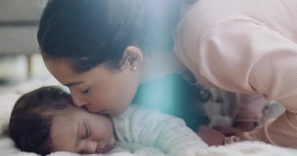Máma Líbat Své Dítě Při Spaní Láskou Péčí Polibky Obývacím — Stock video