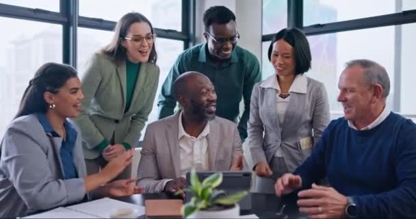 お祝い 企業の取引 そして良いニュースをサポートするためにオフィスにいる拍手 幸せなビジネスマン チーム ボーナスコラボレーションのためのブラックマンとのグループ 多様性と拍手 — ストック動画