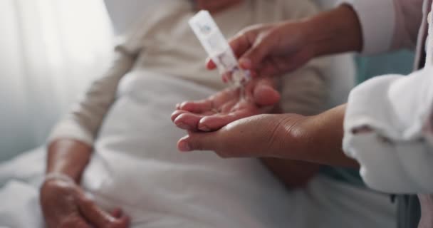 Руки Таблетки Сиделка Пожилой Женщиной Принимающей Лекарства Здравоохранения Оздоровлением Лекарства — стоковое видео