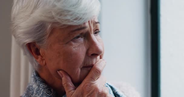 Старшая Женщина Стресс Лицо Крупным Планом Альцгеймером Сомнения Горе Доме — стоковое видео