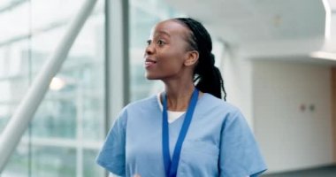 Siyahi kadın, doktor ve tablet, hastanede yürürken, lobideki iş arkadaşlarını planlayıp karşılıyorlar. Klinik danışmanlığına başlamak için internet üzerinden sağlık hizmetleri, merhaba ve Afrikalı kadın sağlık uzmanı kontrol programı.