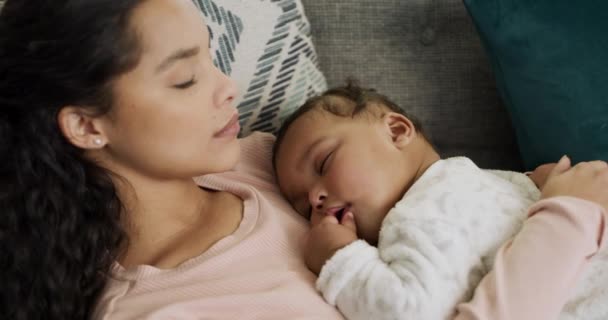 Mère Bébé Dormir Sur Canapé Maison Tout Fatigué Épuisé Dans — Video